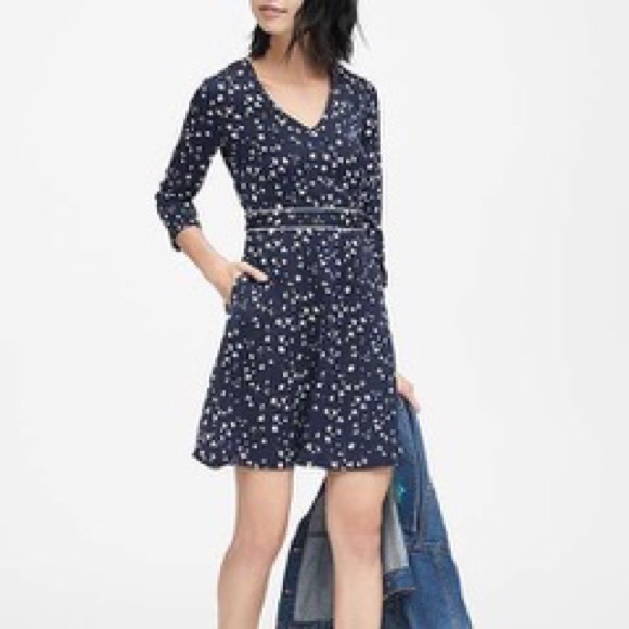 NWOT Petite Floral V-neck Fit and Flare Navy Blue Dress - Picture 1 of 7